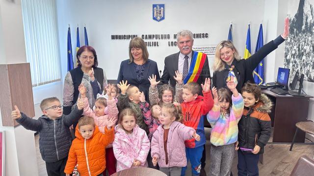 9 Mai – Ziua Independenței și Ziua Europei, sărbătorite de preșcolari la Primăria Câmpulung Moldovenesc