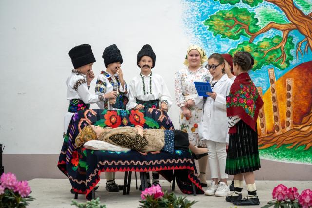 Vicepreședinții Consiliului Județean, prezenți la liceul din Cajvana la un simpozion care a promovat valorile familiei ca bază esențială pentru educație