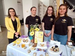Locul II a fost ocupat și de echipa care a realizat desertul vegan Puffy Bee