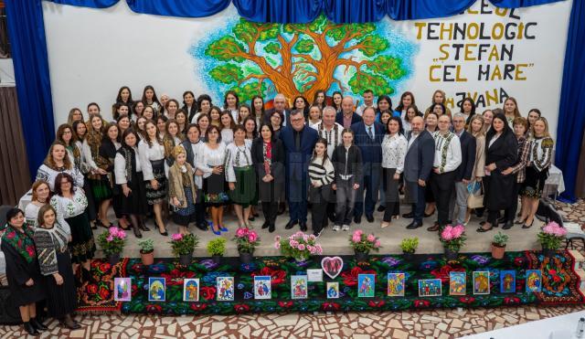 Nicolae Robu și Stelian Simerea au participat alături de zeci de profesori, elevi și părinți la un simpozion pe tema ,,Familia mileniului III - Tradiții, provocări și perspective”