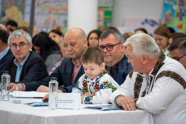 Vicepreședinții Consiliului Județean, prezenți la liceul din Cajvana, la un simpozion care a promovat valorile familiei ca bază esențială pentru educație