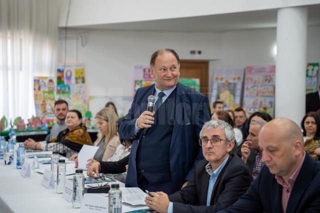 Vicepreședinții Consiliului Județean, prezenți la liceul din Cajvana, la un simpozion care a promovat valorile familiei ca bază esențială pentru educație