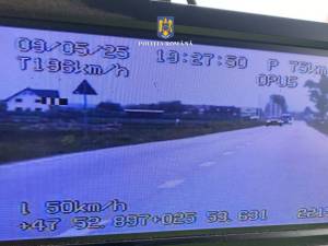Un șofer de numai 20 de ani, prins în timp ce „zbura” pe un drum județean cu aproape 200 km/h