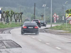 Se circulă în condiții groaznice pe DN 2H Gălănești – Vicovu de Jos