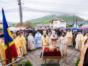 Biserica „Sfânta Cuvioasă Parascheva” din Molid a primit veșmântul luminos al sfințirii