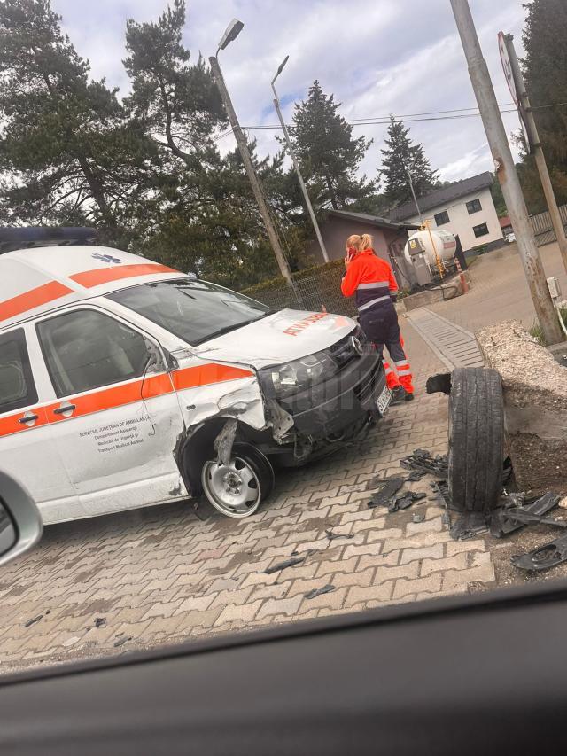 Ambulanță avariată și scoasă din uz din cauza unei șoferițe care nu ar fi acordat prioritate