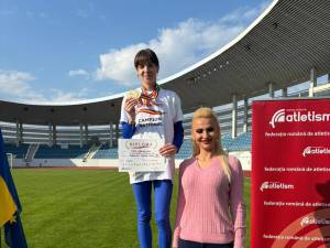 Mădălina Elena Sîrbu pe podiumul de premiere alături de antrenoarea Erzilia Țîmpău