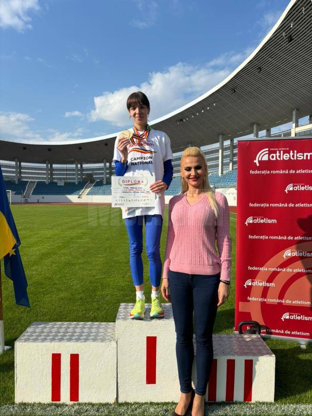 Mădălina Elena Sîrbu pe podiumul de premiere alături de antrenoarea Erzilia Țîmpău