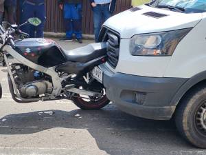 O tânără pe motocicletă, accidentată în fața unei treceri de pietoni