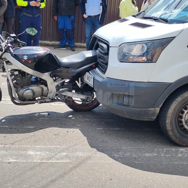 O tânără pe motocicletă, accidentată în fața unei treceri de pietoni