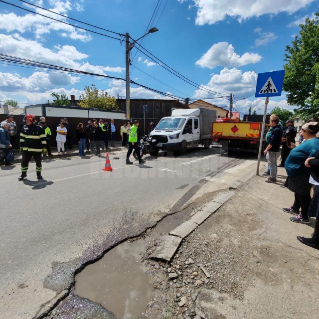 O tânără pe motocicletă, accidentată în fața unei treceri de pietoni