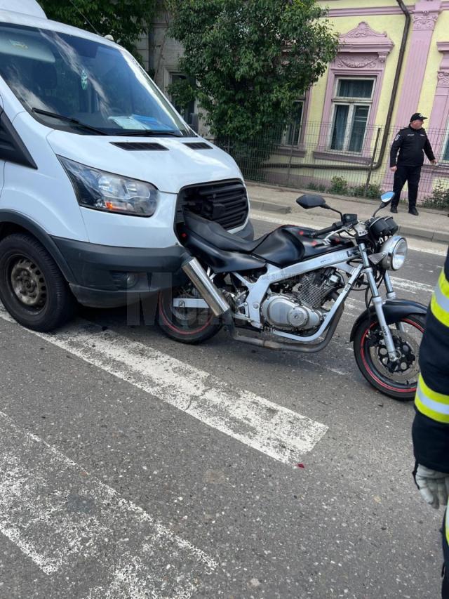 O tânără pe motocicletă, accidentată în fața unei treceri de pietoni