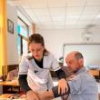 Aproape 200 de adulți și copii din Poiana Stampei au fost consultați și investigați gratuit de Caravana cu medici