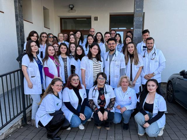 Aproape 200 de adulți și copii din Poiana Stampei au fost consultați și investigați gratuit de Caravana cu medici