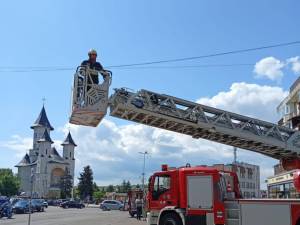 Incendiu la Judecătoria Fălticeni, cu persoane evacuate și acordare de prim ajutor