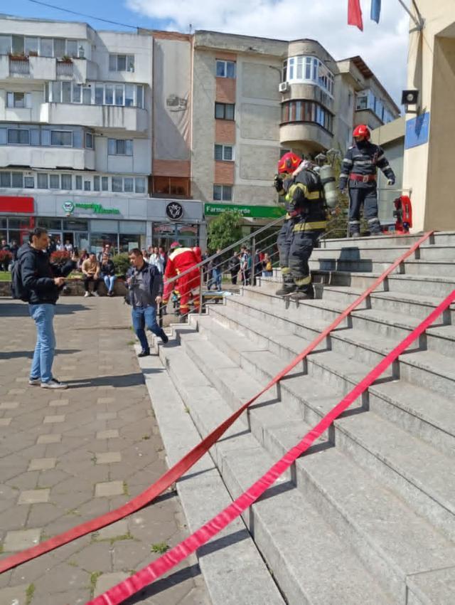 Incendiu la Judecătoria Fălticeni, cu persoane evacuate și acordare de prim ajutor