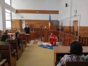 Incendiu la Judecătoria Fălticeni, cu persoane evacuate și acordare de prim ajutor