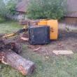 Intervenție pentru salvarea unui bărbat prins sub excavatorul cu care s-a răsturnat