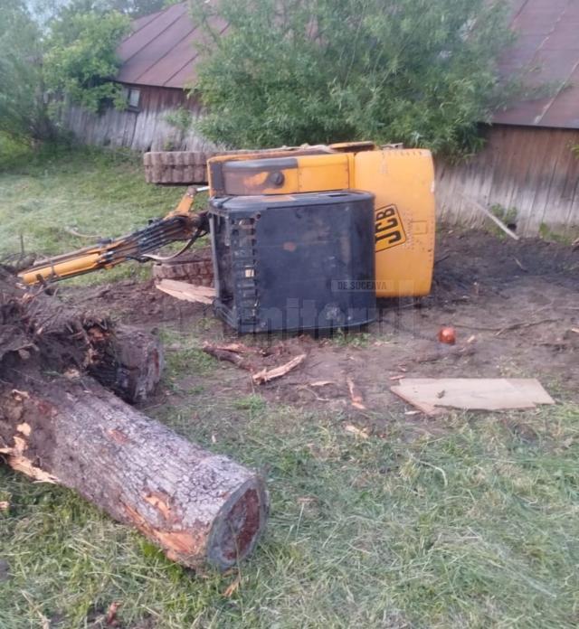 Intervenție pentru salvarea unui bărbat prins sub excavatorul cu care s-a răsturnat