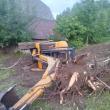 Intervenție pentru salvarea unui bărbat prins sub excavatorul cu care s-a răsturnat