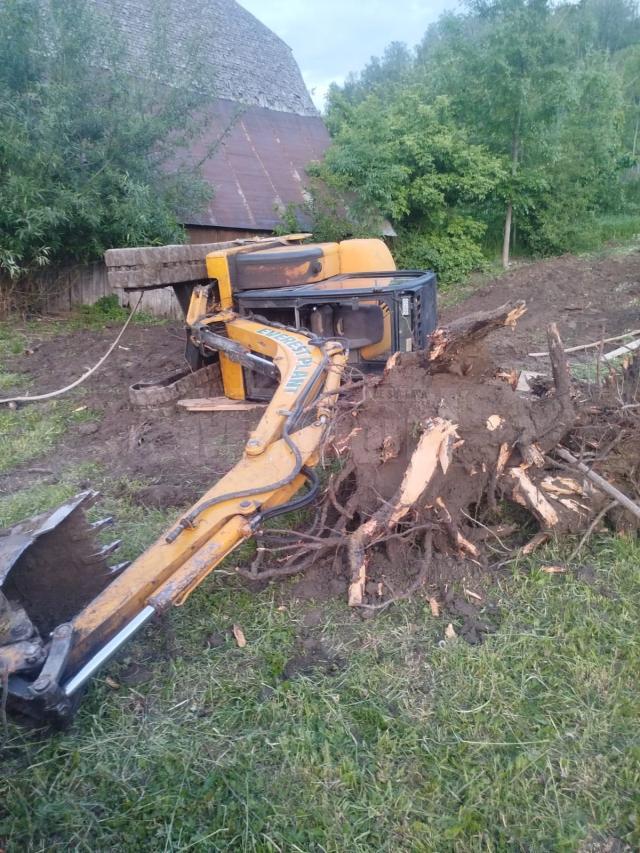 Intervenție pentru salvarea unui bărbat prins sub excavatorul cu care s-a răsturnat