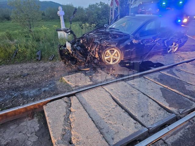 Au scăpat fără leziuni după ce BMW-ul cu care se deplasau a fost acroșat de trenul Timișoara-Iași