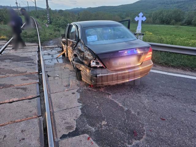 Au scăpat fără leziuni după ce BMW-ul cu care se deplasau a fost acroșat de trenul Timișoara-Iași