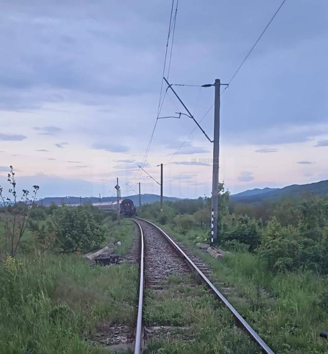 Au scăpat fără leziuni după ce BMW-ul cu care se deplasau a fost acroșat de trenul Timișoara-Iași