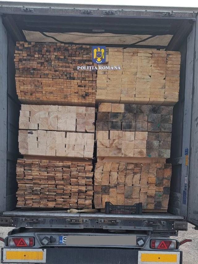 Tir cu tot cu aproape 50 mc de cherestea, confiscat de polițiști
