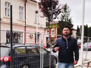 Primarul Bogdan Loghin s-a declarat mulțumit de calitatea lucrărilor de montare a granitului în centrul municipiului Rădăuți