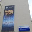 Afișul Concursului Internațional Hard&Soft, pe clădirea Facultății de Inginerie Electrică și Știința Calculatoarelor din USV