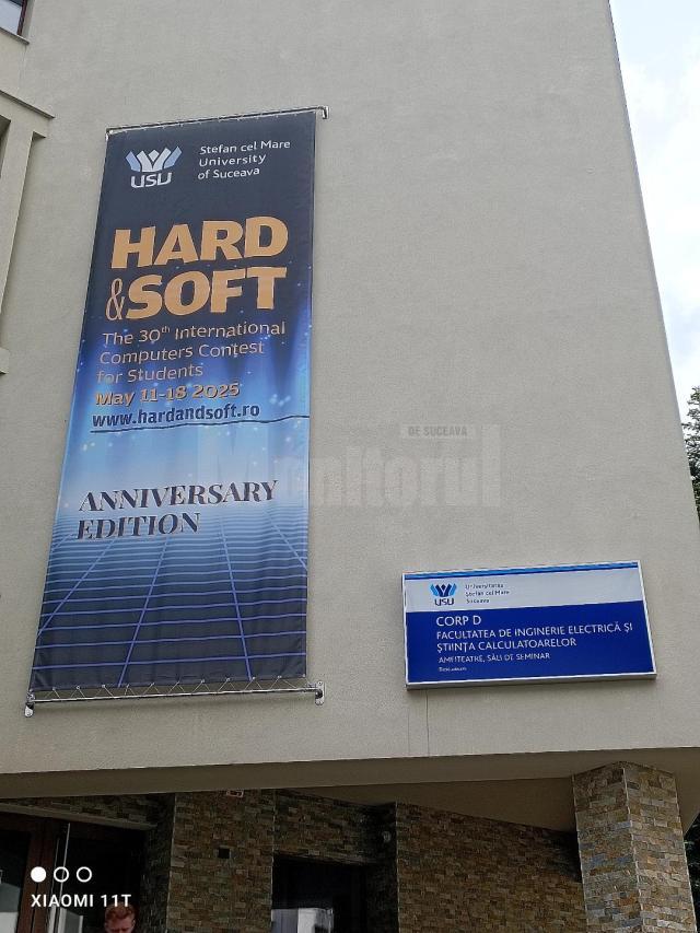 Afișul Concursului Internațional Hard&Soft, pe clădirea Facultății de Inginerie Electrică și Știința Calculatoarelor din USV