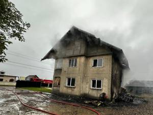 O casă nelocuită a luat foc și a ars aproape total