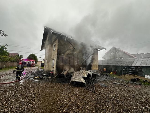O casă nelocuită a luat foc și a ars aproape total