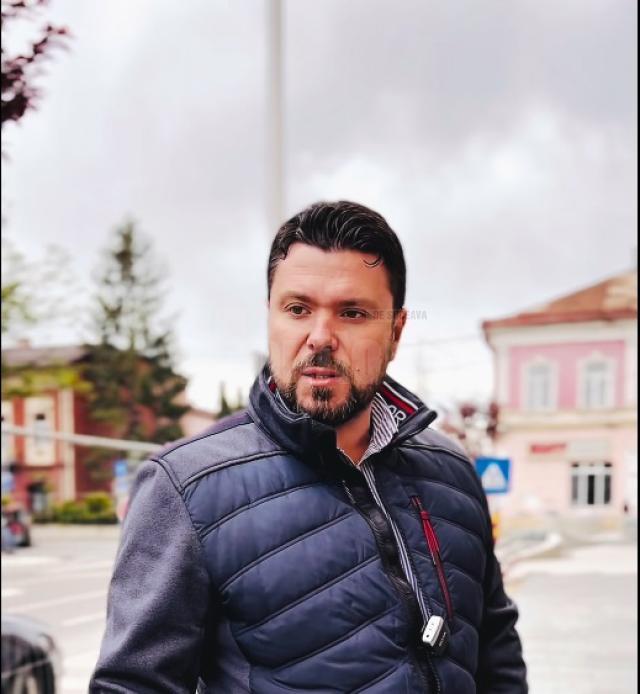 Primarul Bogdan Loghin s-a declarat mulțumit de calitatea lucrărilor de montare a granitului în centrul municipiului Rădăuți