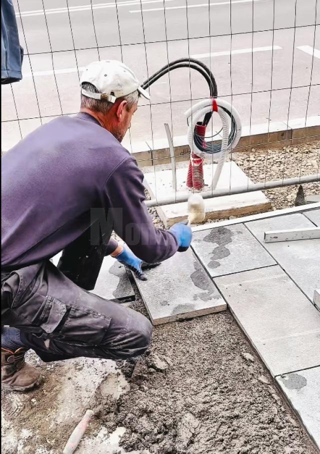 Primarul Bogdan Loghin s-a declarat mulțumit de calitatea lucrărilor de montare a granitului în centrul municipiului Rădăuți