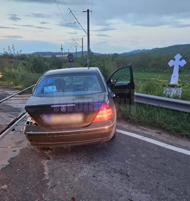 Au scăpat fără leziuni după ce BMW-ul cu care se deplasau a fost acroșat de trenul Timișoara-Iași