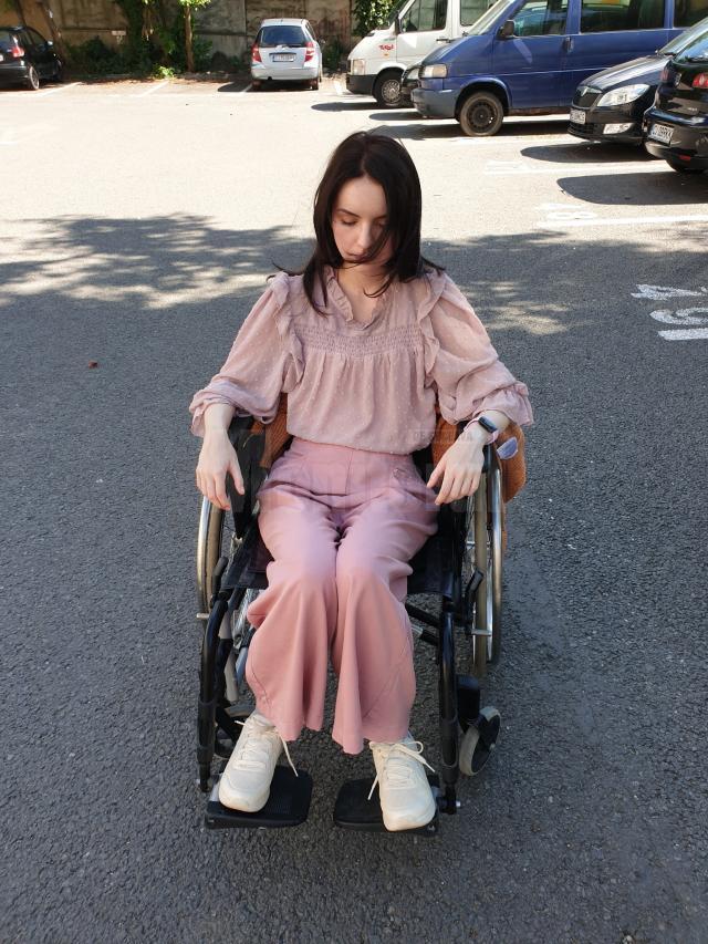 Strângere de fonduri pentru Sara, „sufletul din spatele paginii <Boala cu o mie de fețe>”, inițiată de preotul sucevean Alexandru Lungu și de polițistul Daniel Ceclan din Brașov