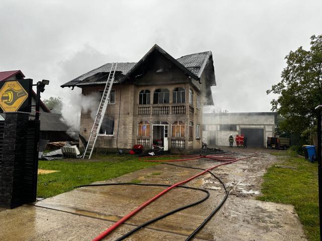 O casă nelocuită a luat foc și a ars aproape total