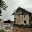 O casă nelocuită a luat foc și a ars aproape total