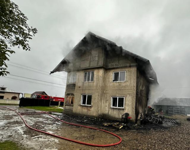 O casă nelocuită a luat foc și a ars aproape total