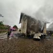 O casă nelocuită a luat foc și a ars aproape total