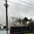 O casă nelocuită a luat foc și a ars aproape total