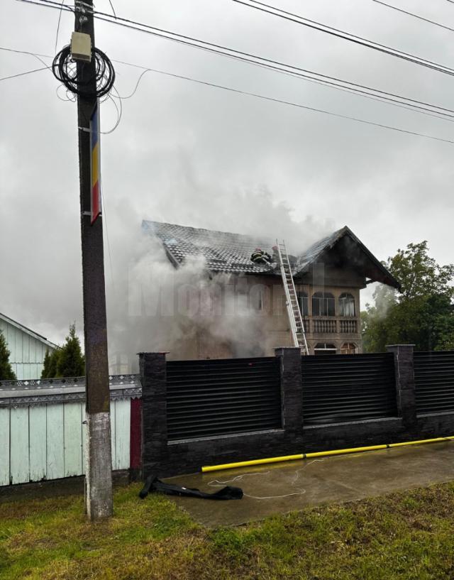 O casă nelocuită a luat foc și a ars aproape total