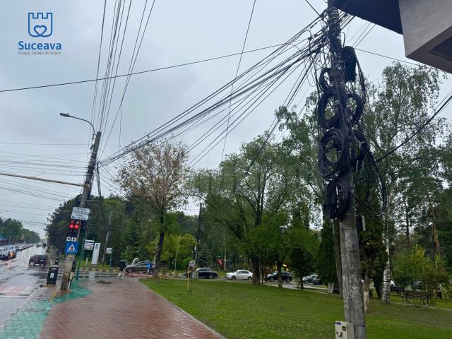 Pentru demararea unui proiect de îngropare a cablurilor care stau acum pe stâlpi, Primăria Suceava cheamă la discuții toți operatorii care dețin rețele de comunicații electronice