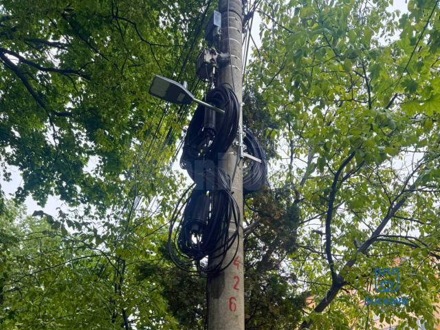 Pentru demararea unui proiect de îngropare a cablurilor care stau acum pe stâlpi, Primăria Suceava cheamă la discuții toți operatorii care dețin rețele de comunicații electronice