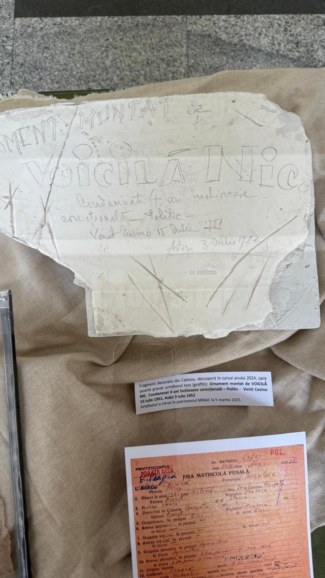 bilete scrise cu creionul pe hârtie de sac