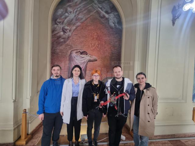 Masteranzi FIESC împreună cu îndrumătorul lor, premiați la competiția ieșeană