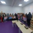 Părinți și copii prezenți la inaugurarea grădiniței