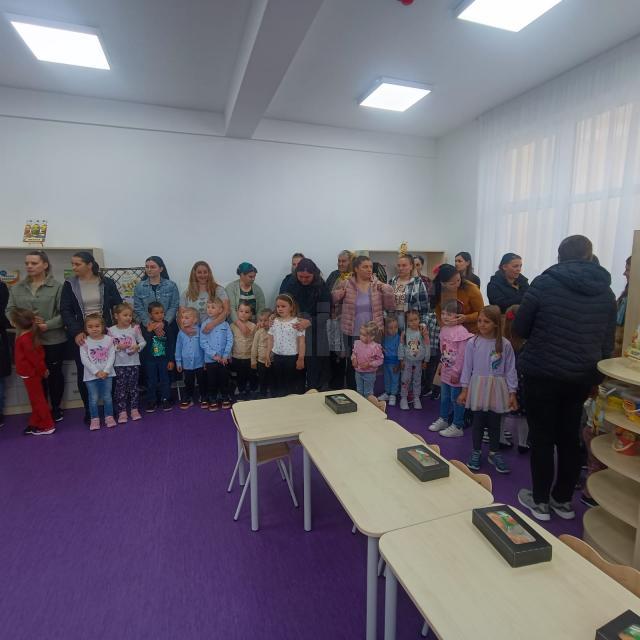 Părinți și copii prezenți la inaugurarea grădiniței